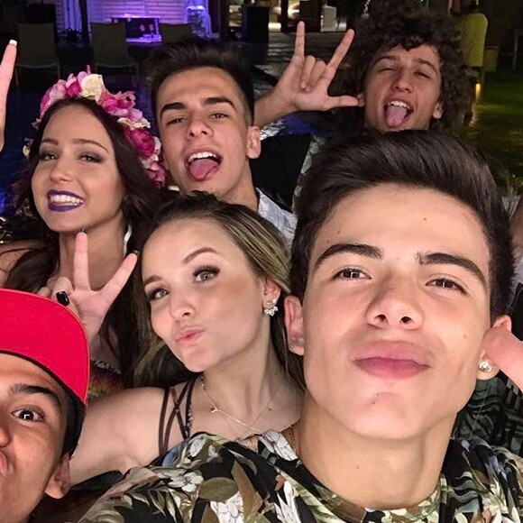 Larissa Manoela e Thomaz Costa, após negarem romance, viajam com amigos para aniversário de Mharessa Fernandes nesta sexta-feira, dia 28 de abril de 2017