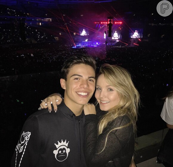 Larissa Manoela e Thomaz Costa foram juntos ao show do Justin Bieber em São Paulo