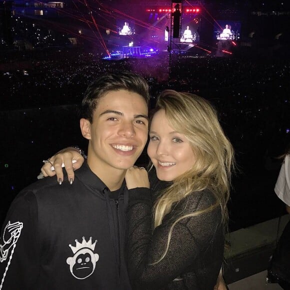 Larissa Manoela e Thomaz Costa foram juntos ao show do Justin Bieber em São Paulo