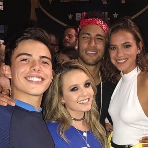 Larissa Manoela e Thomaz Costa, depois de se reaproximaram, já apareceram ao lado de Bruna Marquezine e Neymar em show