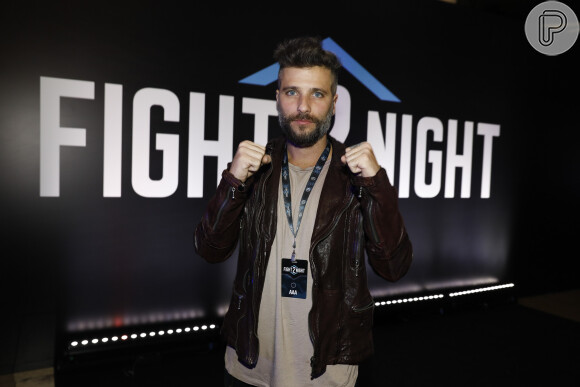 Bruno Gagliasso posa para as fotos após sucesso com o Fight2Night