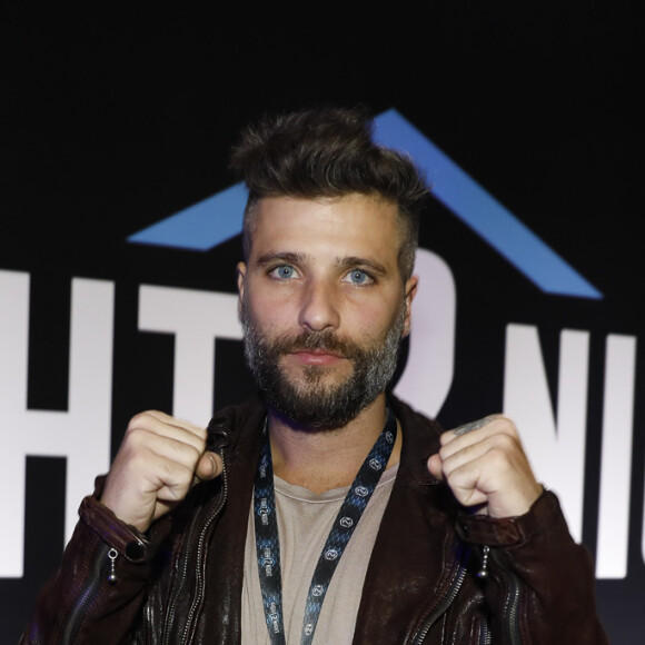 Bruno Gagliasso posa para as fotos após sucesso com o Fight2Night