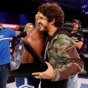 William Patolino recebe abraço de Caio Castro após vitória no Fight2Night