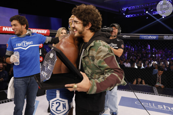 William Patolino recebe abraço de Caio Castro após vitória no Fight2Night
