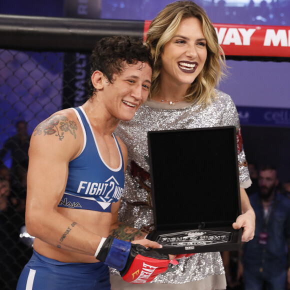 Virna Jandiroba venceu a ex-UFC Erika no Fight2Night e recebeu prêmio das mãos de Giovanna Ewbank