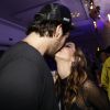 Giovanna Lancellotti troca beijos com o namorado durante evento de MMA no Paraná
