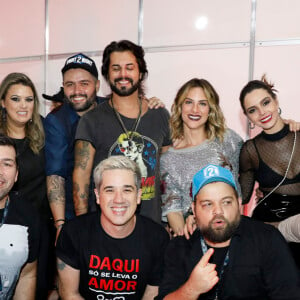 Bruno Gagliasso, Giovanna Ewbank e Giovanna Lancellotti posam com amigos após show do Jota Quest