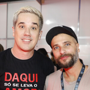 Bruno Gagliasso posa ao lado do cantor Rogério Flausino, vocalista do grupo Jota Quest