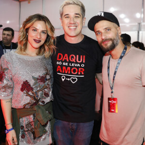 Bruno Gagliasso e Giovanna Ewbank posam ao lado do cantor Rogério Flausino, vocalista do grupo Jota Quest