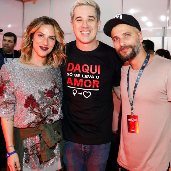 Bruno Gagliasso e Giovanna Ewbank posam ao lado do cantor Rogério Flausino, vocalista do grupo Jota Quest