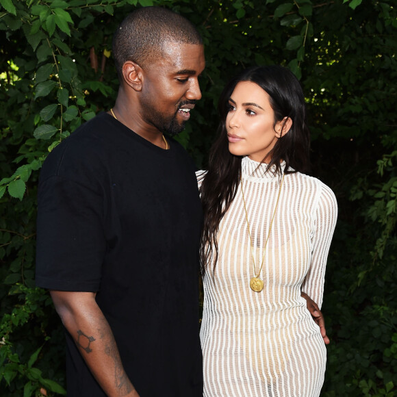 Enquanto algumas famosas deram apoio à  Kim Kardashian e a defenderam pelas redes sociais, outros internautas deixaram diversos comentários comparando seu shape nas fotos e 'ao vivo'