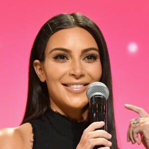 Fotos feitas de Kim Kardashian de biquíni no México evidênciaram as celulites da socialite