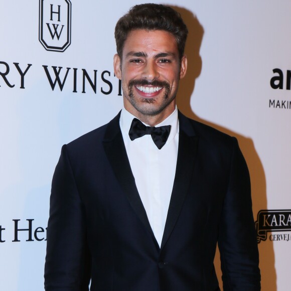 Cauã Reymond alerta sobre a AIDS: 'É muito importante principalmente pelo crescimento do HIV, né? as gerações atuais não viram o que, a minha pelo menos, viu: que é muita gente morrendo e tendo problema com isso porque depois da medicação ficou meio escondido e agente tem que cuidar'