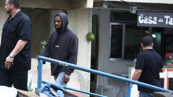 Kanye West visita Morro do Vidigal, no Rio, acompanhado por seguranças