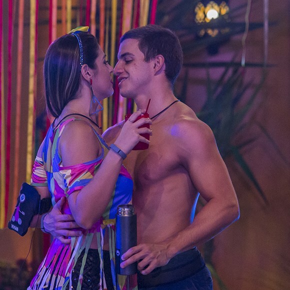 Ex-BBB Vivian Amorim vive romance com Manoel Rafaski, que conheceu dentro do confinamento