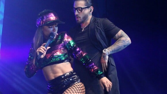 Anitta sensualiza com Maluma e ganha selinho do cantor em show no Rio. Fotos!