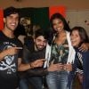 Aline Dias é paparicada por amigos e namorado em evento no Rio