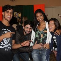 Grávida, Aline Dias é paparicada por amigos e namorado em evento no Rio. Fotos!