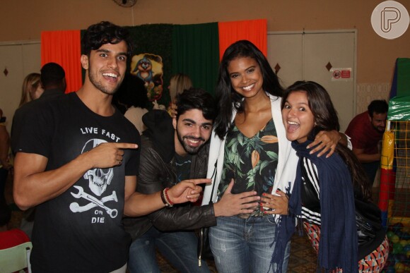 Aline Dias é paparicada por amigos e namorado em evento no Rio