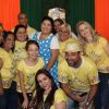 Fabiana Karla posa ao lado da turma de ajudantes na festa de Páscoa para as crianças do orfanato Romão de Mattos Duarte, educandário localizado no Flamengo, Zona Sul do Rio de Janeiro, neste sábado, 29 de abril de 2017