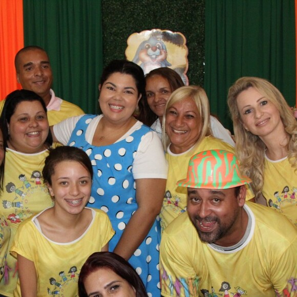 Fabiana Karla posa ao lado da turma de ajudantes na festa de Páscoa para as crianças do orfanato Romão de Mattos Duarte, educandário localizado no Flamengo, Zona Sul do Rio de Janeiro, neste sábado, 29 de abril de 2017