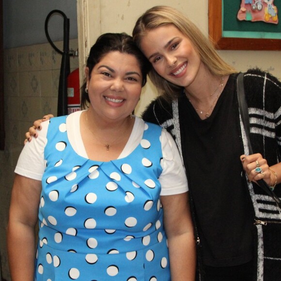 Fabiana Karla posa para as fotos ao lado da modelo Yasmin Brunet