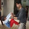 Fabio Scalon ajuda menino a dar cambalhota em tarde de brincadeiras no  orfanato Romão de Mattos Duarte