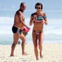 Namorada de Cauã Reymond atrai olhares ao correr de biquíni em praia do Rio