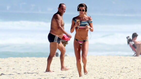 Namorada de Cauã Reymond atrai olhares ao correr de biquíni em praia do Rio