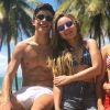 Larissa Manoela e Thomaz Costa posaram juntos para uma foto em uma praia do Nordeste neste domingo, 30 de abril de 2017