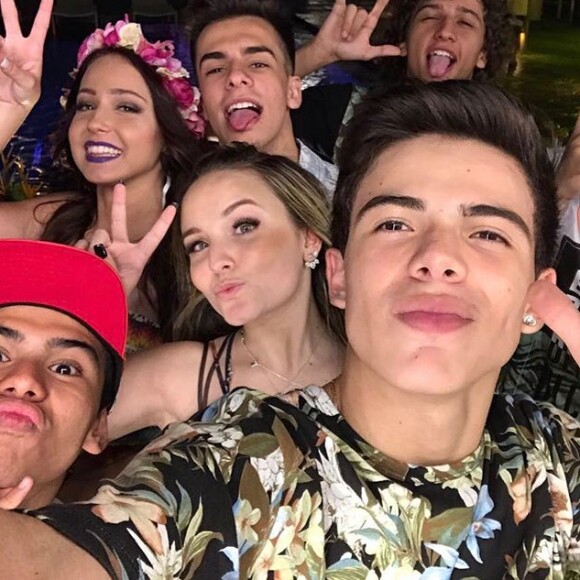 Larissa Manoela e Thomaz Costa viajaram na companhia de amigos