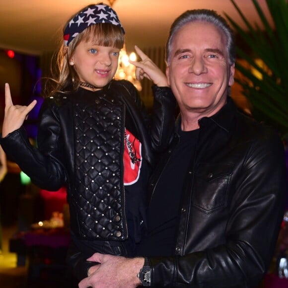 Roberto Justus cantou com a filha Rafaella, de 7 anos, em aniversário