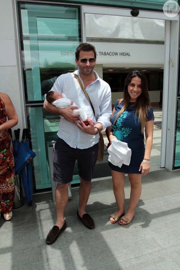 Henri Castelli e Juliana Despirito deixam a maternidade com Maria Eduarda nos braços