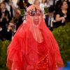 Katy Perry usa longo vermelho bordado com véu no MET Gala e divide web nesta segunda-feira, dia 01 de maio de 2017
