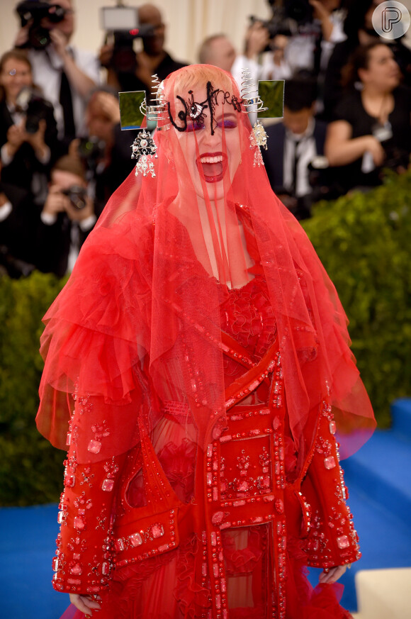 Katy Perry usa longo vermelho bordado com véu no MET Gala e divide web nesta segunda-feira, dia 01 de maio de 2017