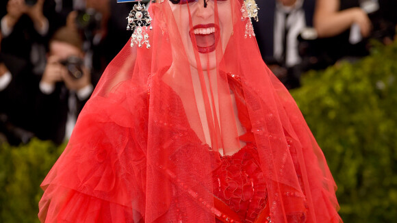 Katy Perry usa longo vermelho bordado com véu no MET Gala e assusta web: 'Medo'
