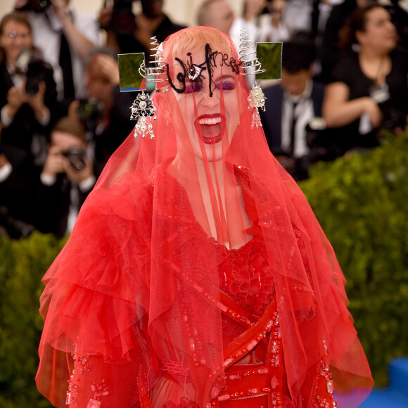 Katy Perry usa longo vermelho bordado com véu no MET Gala e divide web nesta segunda-feira, dia 01 de maio de 2017