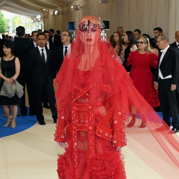 'Com Katy Perry a cada ano você se surpreende um pouco mais', escreveu outro comparando os looks da cantora