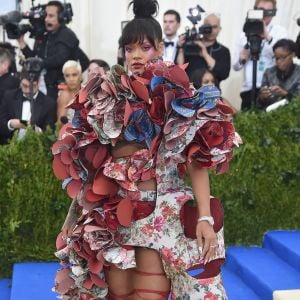 Rihanna estava com um vestido conceitual da grife Comme des Garçons