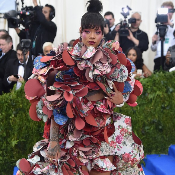 As revistas especializadas elegeram o look de Rihanna como um dos melhores do MET Gala