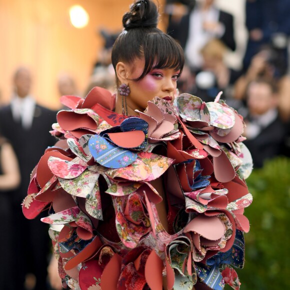 Nas redes sociais, o look de Rihanna foi comparado a um 'embrulho de presente'