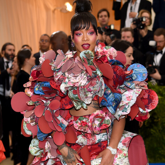 'Amando que Rihanna foi de embrulho reciclado', brincou um usuário do Twitter