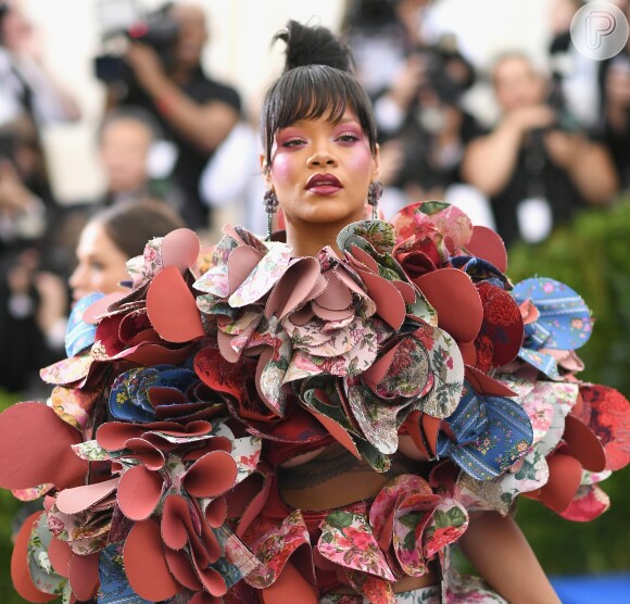 O vestido de Rihanna faz parte da exposição 'Rei Kawakubo/Comme des Garcons: Art Of The In-Between'