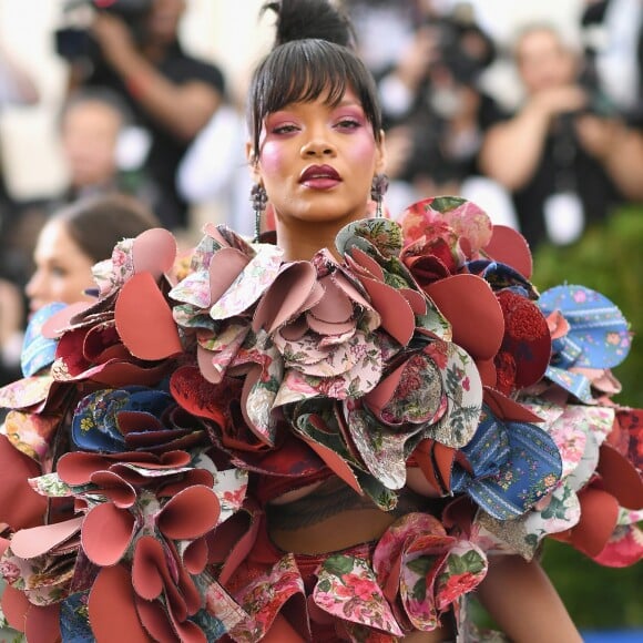 O vestido de Rihanna faz parte da exposição 'Rei Kawakubo/Comme des Garcons: Art Of The In-Between'