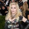 Madonna foi ao baile de gala do MET com vestido Moschino escolhido pelo stylist Jeremy Scott