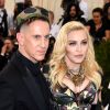Madonna foi acompanhada do stylist Jeremy Scott no baile de gala do MET