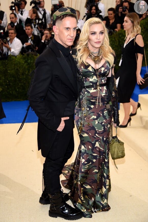 Madonna foi acompanhada do stylist Jeremy Scott no baile de gala do MET