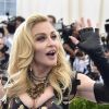 Madonna também usou um 'grillz' nos dentes