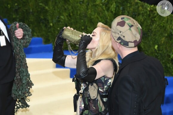 Madonna apostou em um look camuflado para o baile de gala