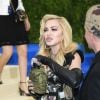 Madonna matou a sede com um cantil no tapete vermelho do MET Gala, em Nova York, nos Estados Unidos, nesta segunda-feira (1º)